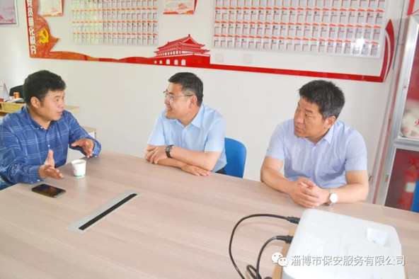 聽(tīng)取社區(qū)工作人員對(duì)社區(qū)基本情況和群眾反映的意見(jiàn)、需求的介紹.jpg